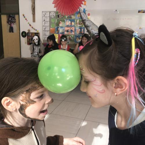 2 Kinder beim Luftballon-Tanz