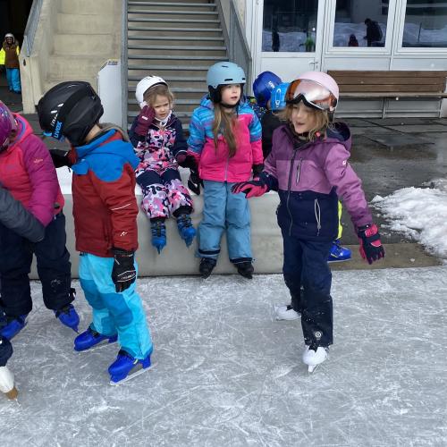 Kinder freuen sich aufs Eislaufen