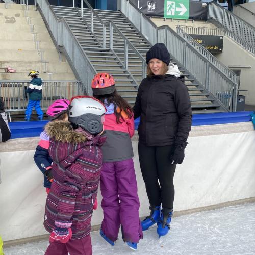 Kinder und Lehrerin beim Eislaufen