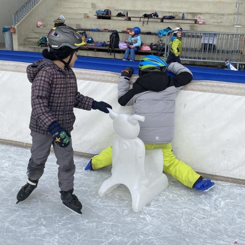 Kinder am Eis mit Hilfe eines schiebbaren Eisbären