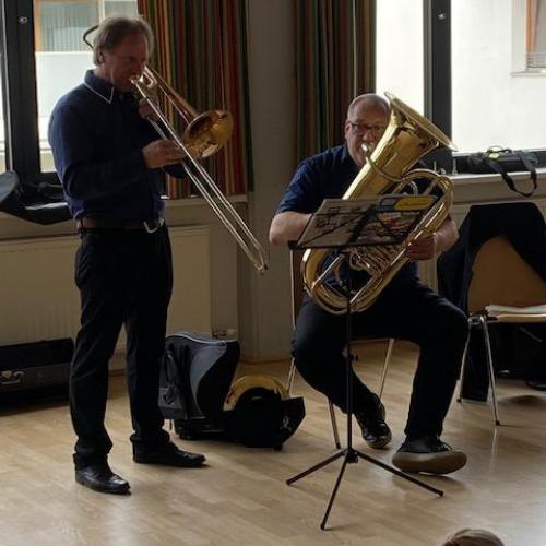 Posaune und Tuba gespielt von den Lehrern