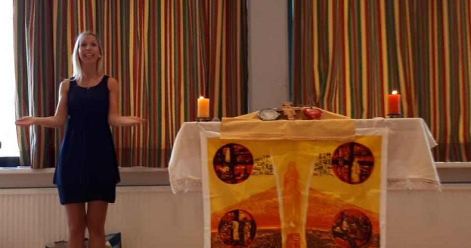 Julia Oberacher mit dem Altar