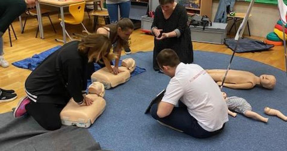 Freizeitpädagoginnen trainieren Erste Hilfe an der Puppe
