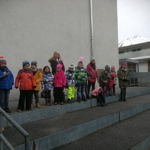 Kinder der 1. Klasse spielen ein Theaterstück