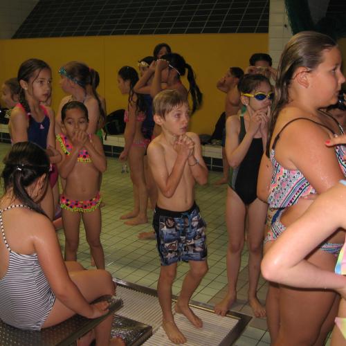 VIele Kinder stehen neben dem Becken