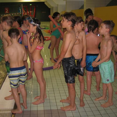 Kinder warten geduldig in einer Reihe