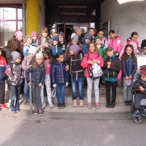 Kinder vor der Schwimmhalle