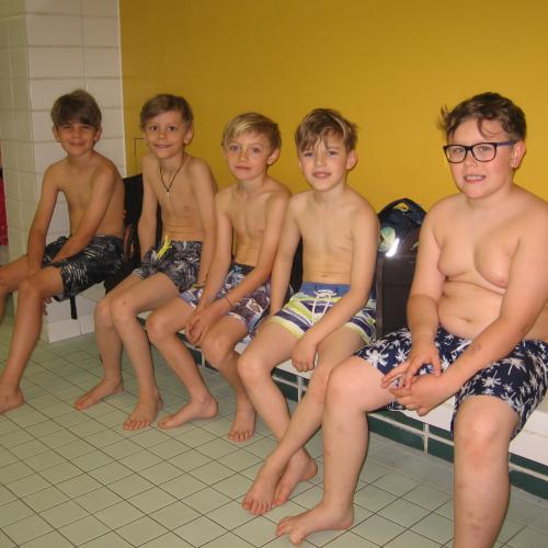 Jungs auf der Bank