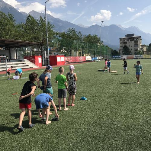 Kinder beim Spielen auf der Wiese