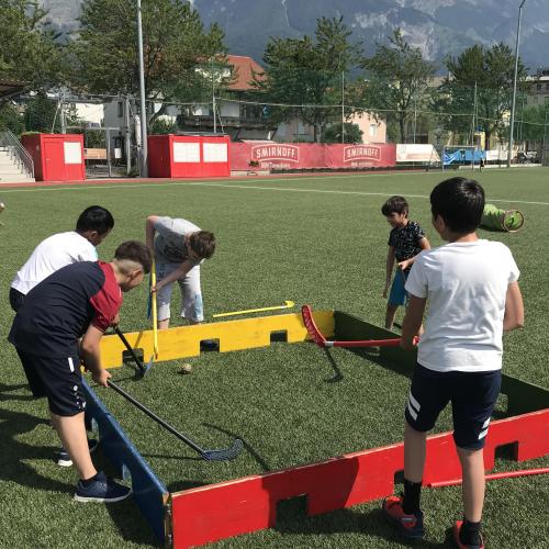 Kinder beim Landhockey-Spiel