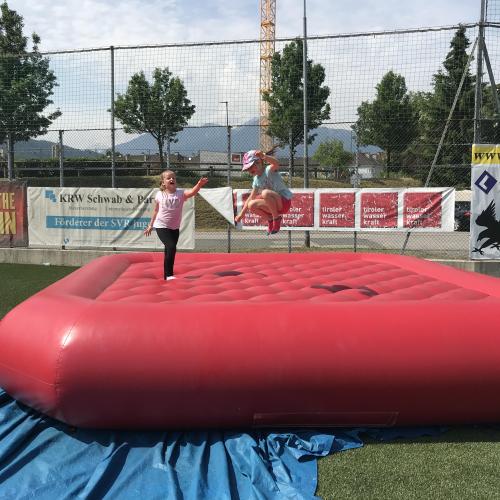 Kinder am Trampolin