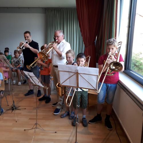 die Schulband spielte