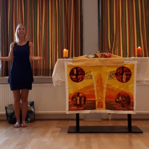 Julia Oberacher mit dem Altar