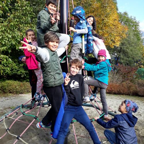 Kinder auf Klettergerüst