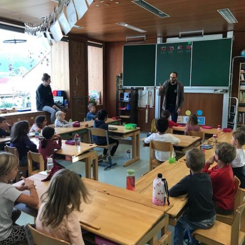 James spricht vor der Klasse 