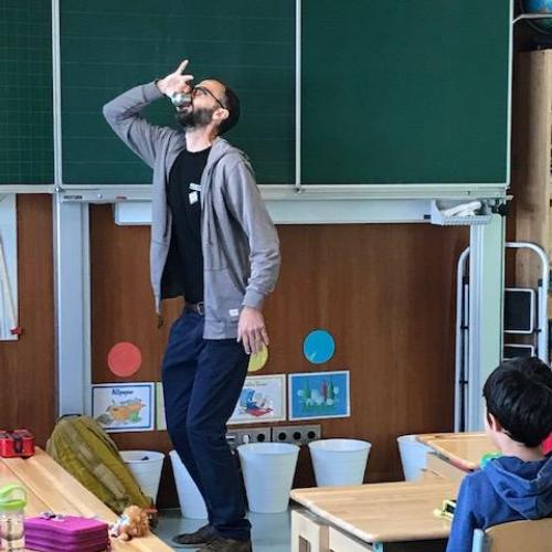 James zeigt, wie die Queen Tee trinkt