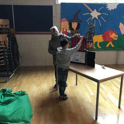 Kind und Lehrerin mit Kamishibai
