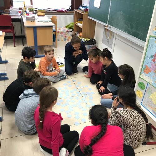 Kinder spielen Lesememory