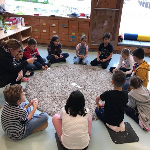 Kinder lesen Monser-Beschreibungen im Kreis