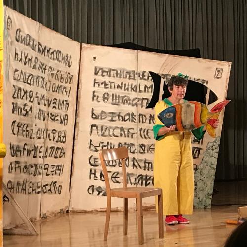 Schauspielerin hält den Fisch