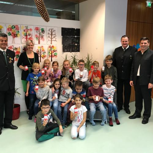 Klasse 3a mit Vertretern des Tummelplatzvereines und Fr. Direktor Strobl