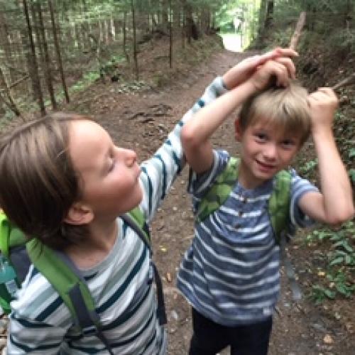 2 Kinder spielen mit Holz