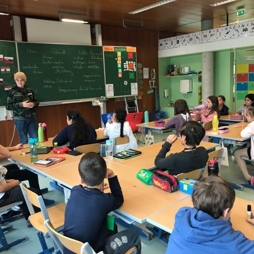 die Klasse hört Sammy aufmerksam zu