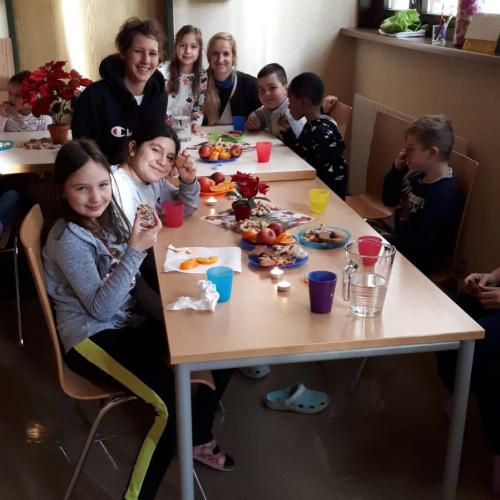 Kinder mit Adventjause