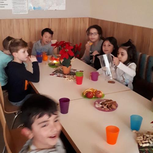 Kinder freuen sich über die Überraschung