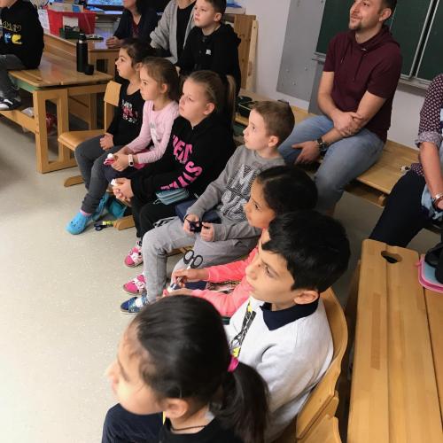Kinder der 2a horchen gespannt zu