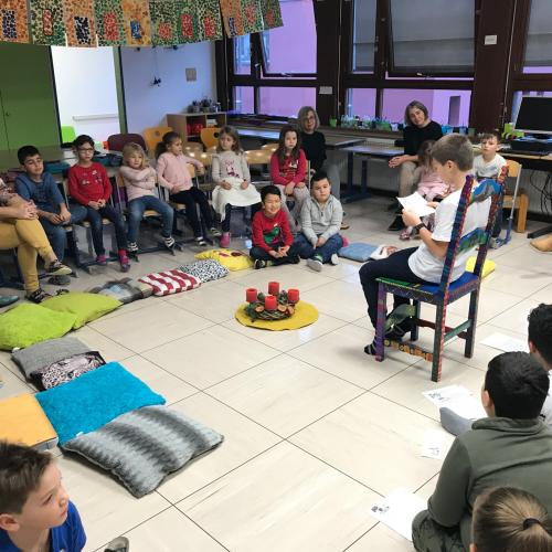 Kinder der 4b lesen eine Geschichte vor