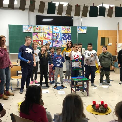 Kinder der 4b singen den Kleinen vor