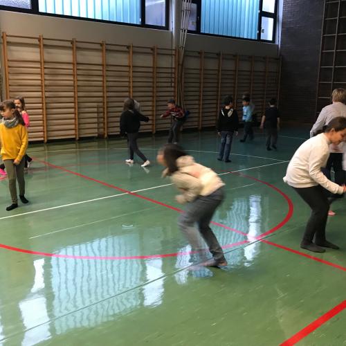 Kinder der 3a bewegen sich mit den Kleinen zur Bewegungsgeschichte