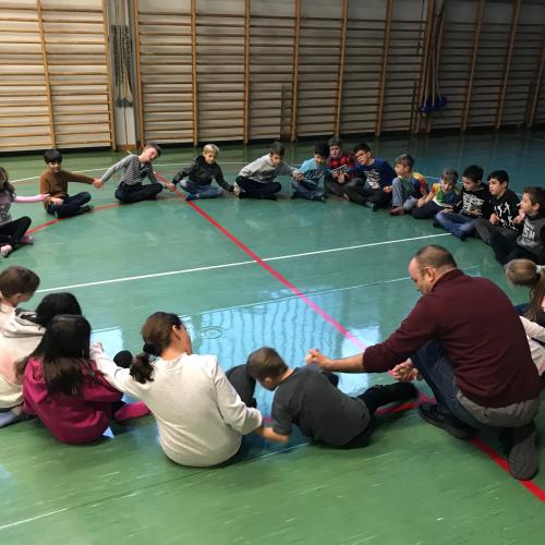 3a und 2b Kinder bewegen sich nach dem Text der Geschichte