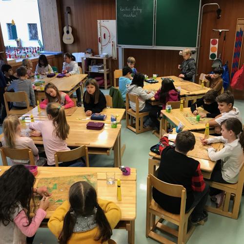 Große helfen Kleinen ein Rentier zu basteln