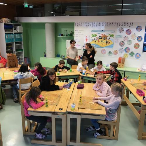Kinder arbeiten gemeinsam