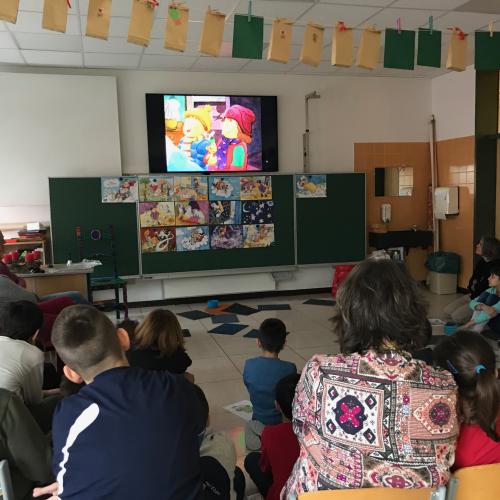 Kinder sehen sich einen Film über Lauras Stern an