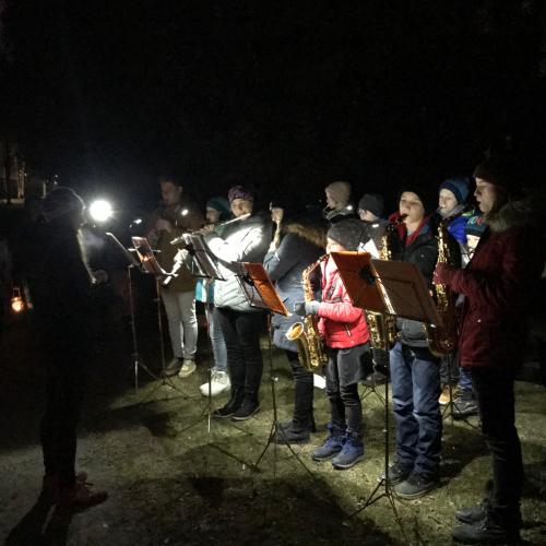 Kidsclub-Kinder spielen Weihnachtslieder