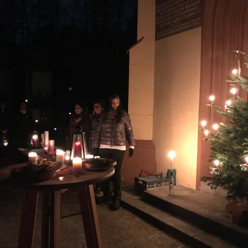 Christbaum, Glühweinstandl und Kekse