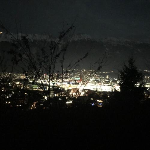 Blick auf Innsbrucks Lichter bei Nacht