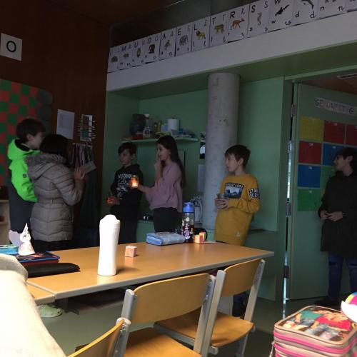 4a-Kinder spielen ein Theaterstück