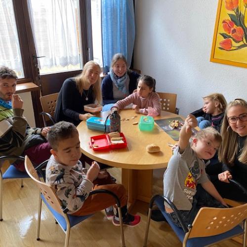 alle sehen gespannt in die Kamera