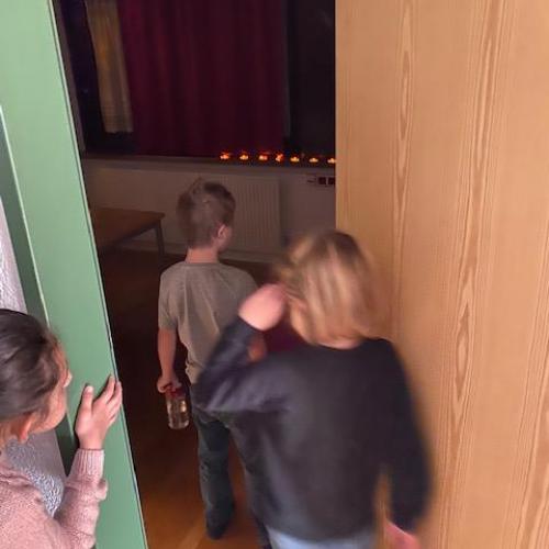 die Kinder betreten einen dunklen Raum