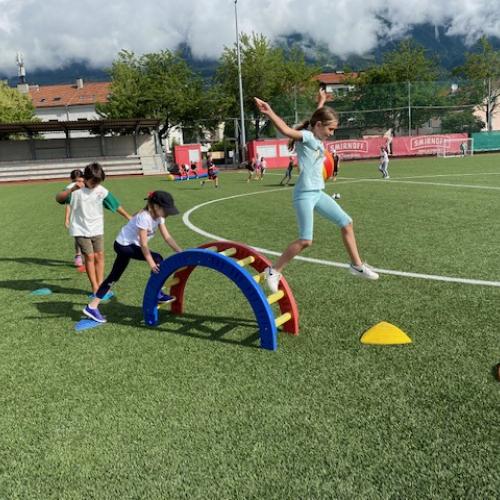Kinder am Hindernisparcours