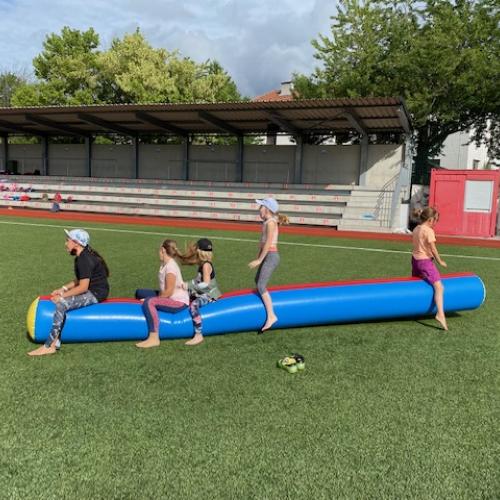5 Kinder springen auf der Luftwurst