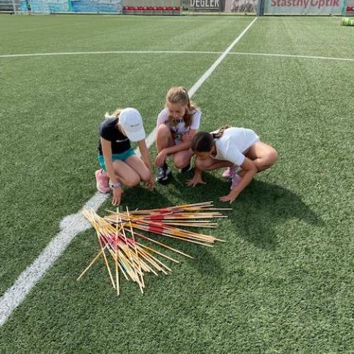 3Mädchen spielen Riesen-Mikado