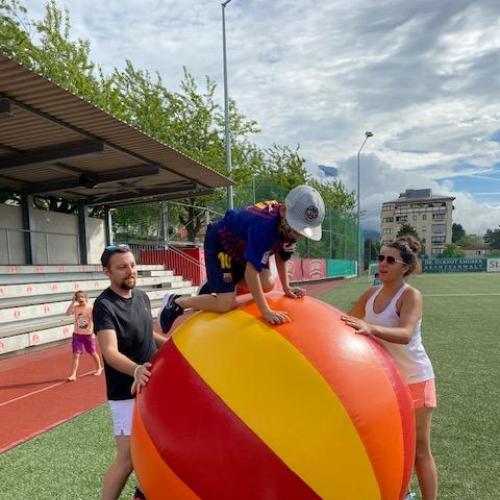 Ein Kind sitzt auf einem Riesenball