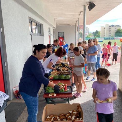 Jausenbuffet mit Eltern und Kindern
