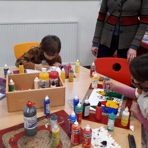 TH-Kinder beim Malen der Fenster-Deko