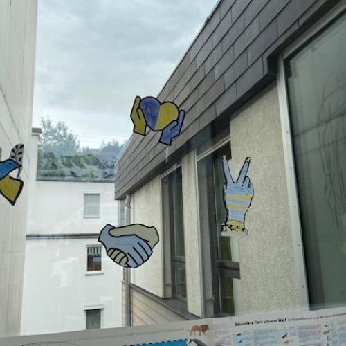 Zeichen des Friedens am Fenster